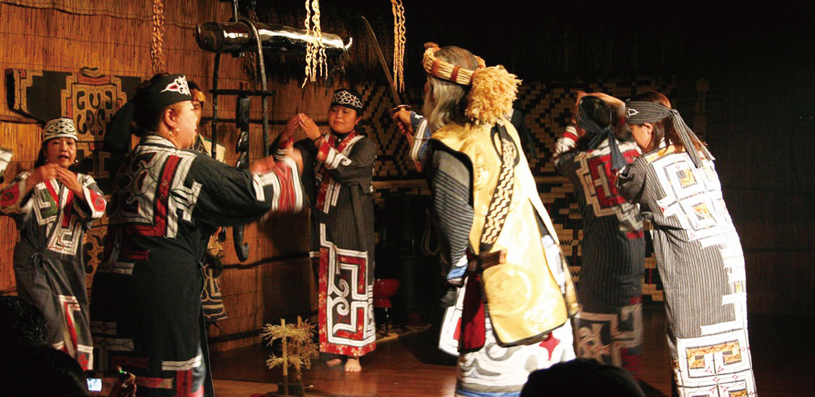 アイヌ民族とは？　特徴や人口・言語は？　衣装や踊り、食事など文化を徹底調査！